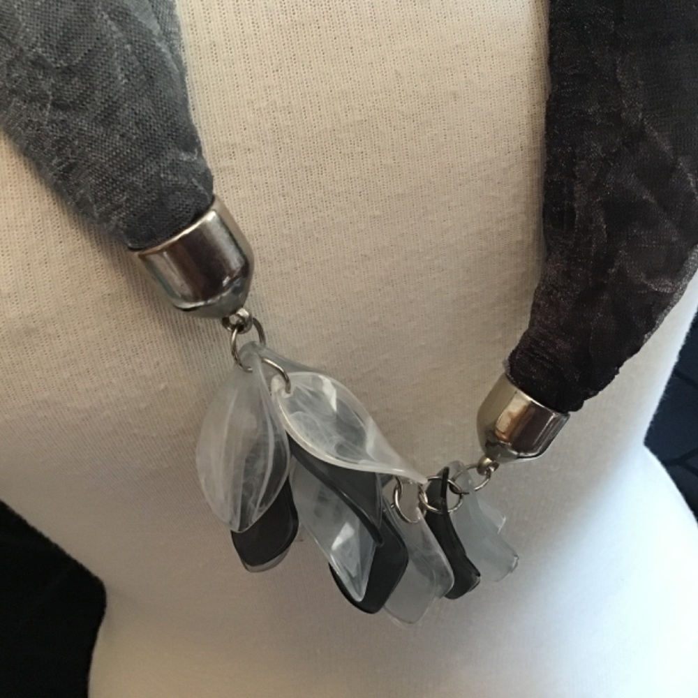 Infinity scarf with shell details - Picture 4 of 6